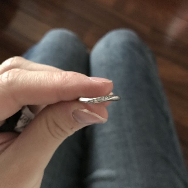 【ラザール ダイヤモンド(LAZARE DIAMOND)の口コミ】 斜めにカーブしているようなデザインだったので、はめた際に指が細く長く…