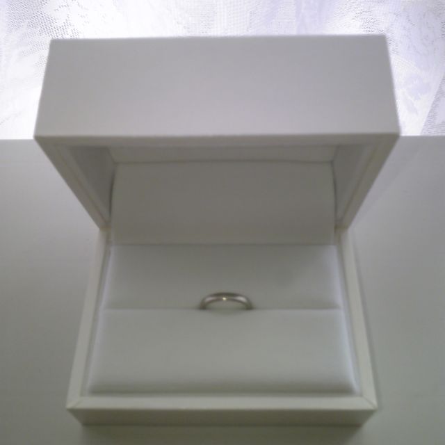 【ギンザタナカブライダル(GINZA TANAKA BRIDAL)の口コミ】 指輪の幅が広くなく、狭くなく、ちょうどいい2,5mm幅です。指にハメても全…