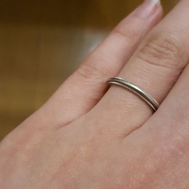 【ティファニー(Tiffany & Co.)の口コミ】 1本で着けても見映えがするように、ミル打ちのものを探していました。
他…