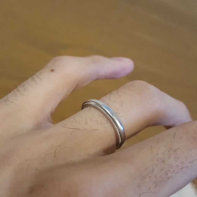 【ティファニー(Tiffany & Co.)の口コミ】 1本で着けても見映えがするように、ミル打ちのものを探していました。
他…