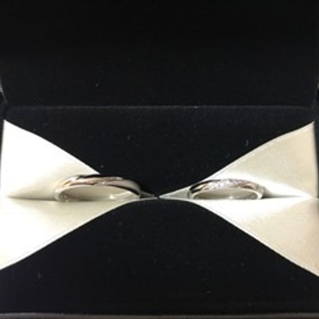 【エクセルコダイヤモンド(EXELCO DIAMOND)の口コミ】 二人ともが納得できるデザインということでこちらに決めました。
男性の方…