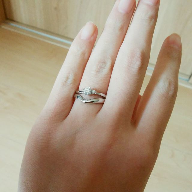 【SIND BAD(シンドバット)の口コミ】 結婚指輪はウェーブタイプが欲しいと思っていたのでそれに。婚約指輪はオ…