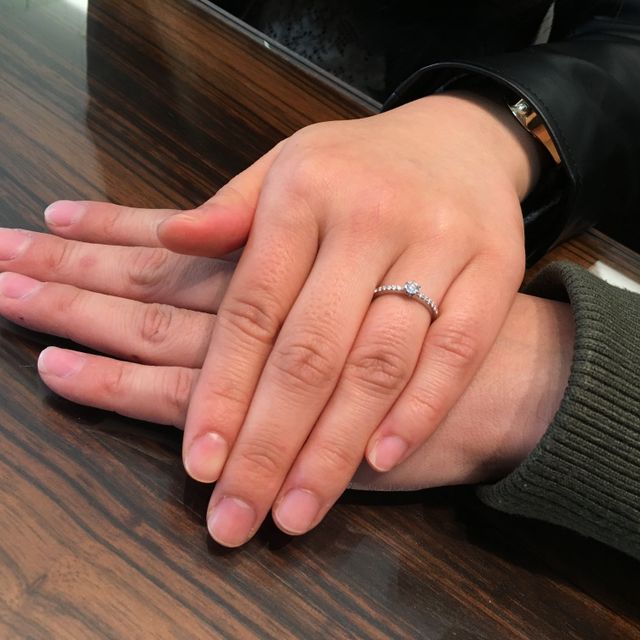 【ROYAL ASSCHER(ロイヤル・アッシャー)の口コミ】 真ん中にダイヤモンドの王道デザインや、ダイヤモンドが3つ並んでいるデザ…