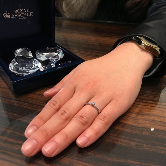 【ROYAL ASSCHER(ロイヤル・アッシャー)の口コミ】 真ん中にダイヤモンドの王道デザインや、ダイヤモンドが3つ並んでいるデザ…