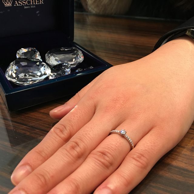 【ROYAL ASSCHER(ロイヤル・アッシャー)の口コミ】 真ん中にダイヤモンドの王道デザインや、ダイヤモンドが3つ並んでいるデザ…