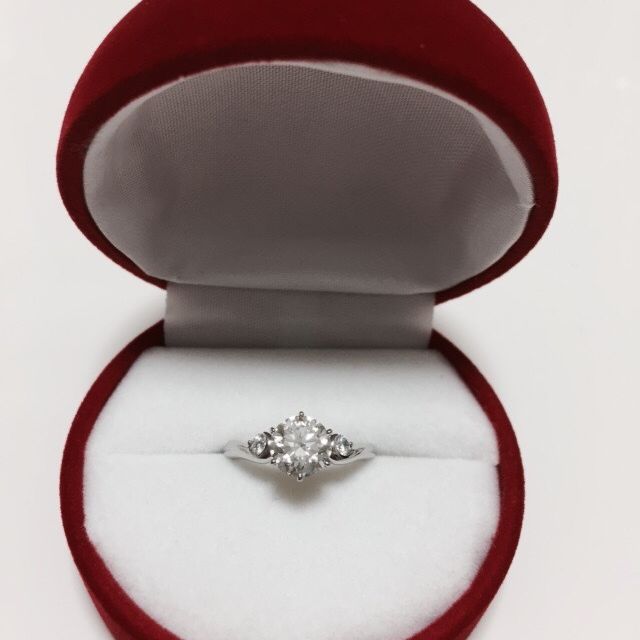 【GALA JEWELRY(ガラジュエリー)の口コミ】 カラット(ダイヤモンドの大きさ)に拘り、その他のCについては、傷などがあ…