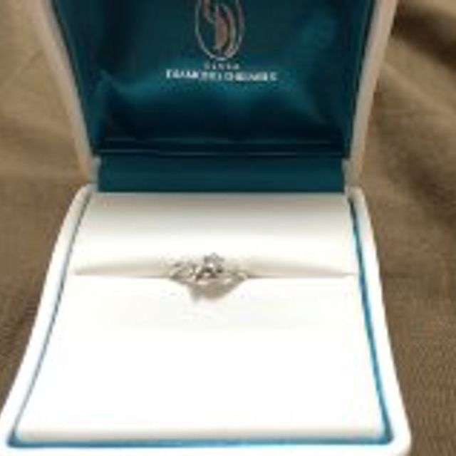 【銀座ダイヤモンドシライシの口コミ】 ゆるやかなV字型をしているので指輪を着けたときに指の短さが分かりにくく…