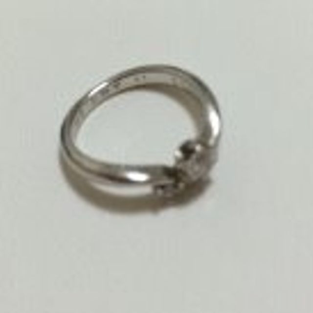 【銀座ダイヤモンドシライシの口コミ】 ゆるやかなV字型をしているので指輪を着けたときに指の短さが分かりにくく…