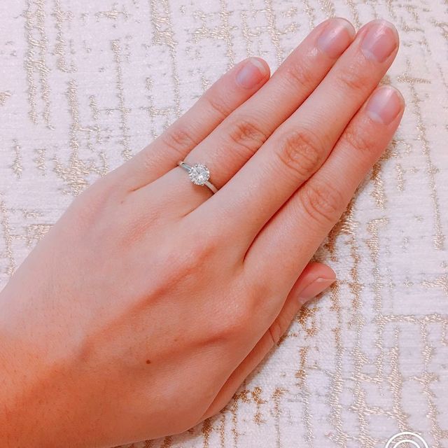 【BRIDGE(ブリッジ)の口コミ】 デザインが華美過ぎず、普段使いでも問題ないデザインが決め手。
ダイヤモ…