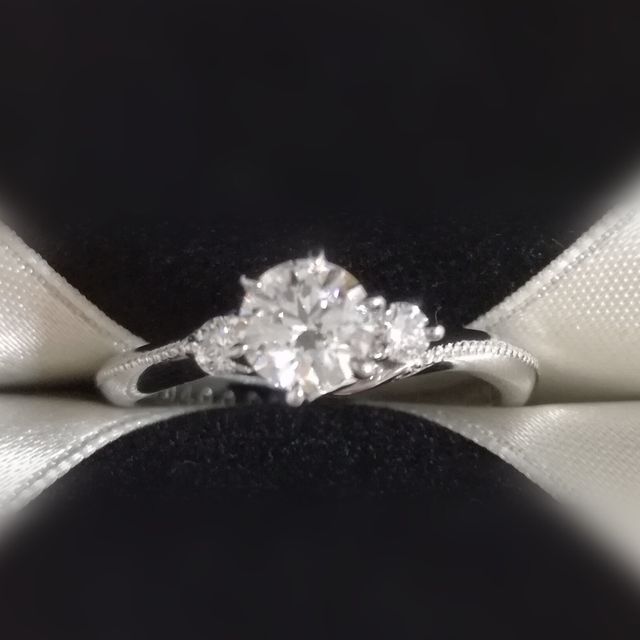 【エクセルコダイヤモンド(EXELCO DIAMOND)の口コミ】 ミル打ちのものはあまり候補として考えていなかったのですが、
こちらのデ…