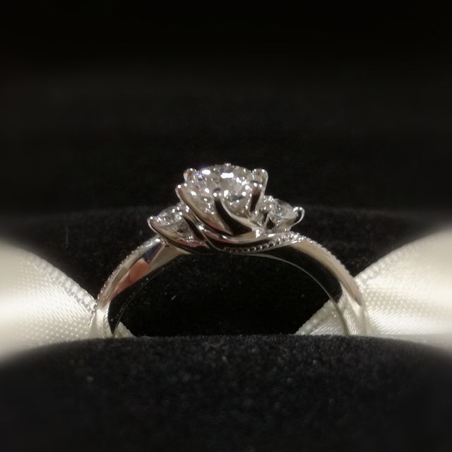 【エクセルコダイヤモンド(EXELCO DIAMOND)の口コミ】 ミル打ちのものはあまり候補として考えていなかったのですが、
こちらのデ…