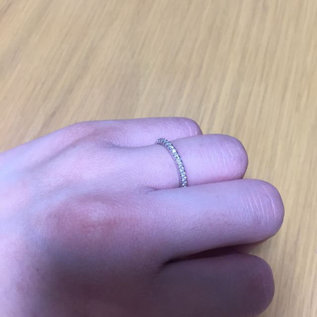 【銀座ダイヤモンドシライシの口コミ】 ダイヤモンドがついているものがよくて、ねじれているデザインが好きでは…