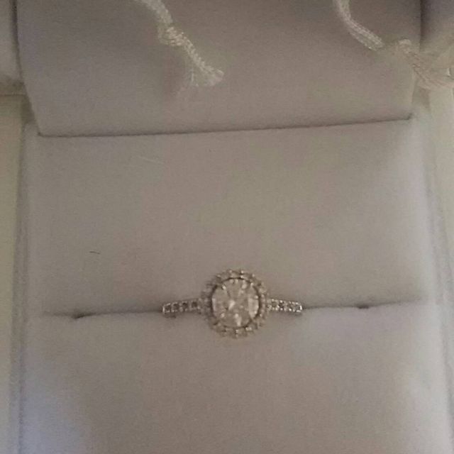 【ギンザタナカブライダル(GINZA TANAKA BRIDAL)の口コミ】 いわゆる結婚指輪のデザインより、サイドにダイヤがちりばめられているこ…