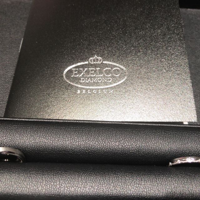 【エクセルコダイヤモンド(EXELCO DIAMOND)の口コミ】 決め手はやはり、デザインと品質です。
こちらの女性の指輪は、一目惚れで…