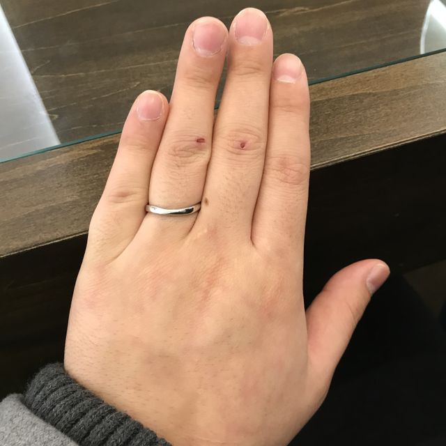 【JEWELRY  KAMATA(ジュエリーかまた)の口コミ】 シンプルな指輪だが、一つの指輪でも光沢の加減を調節することで、何通り…