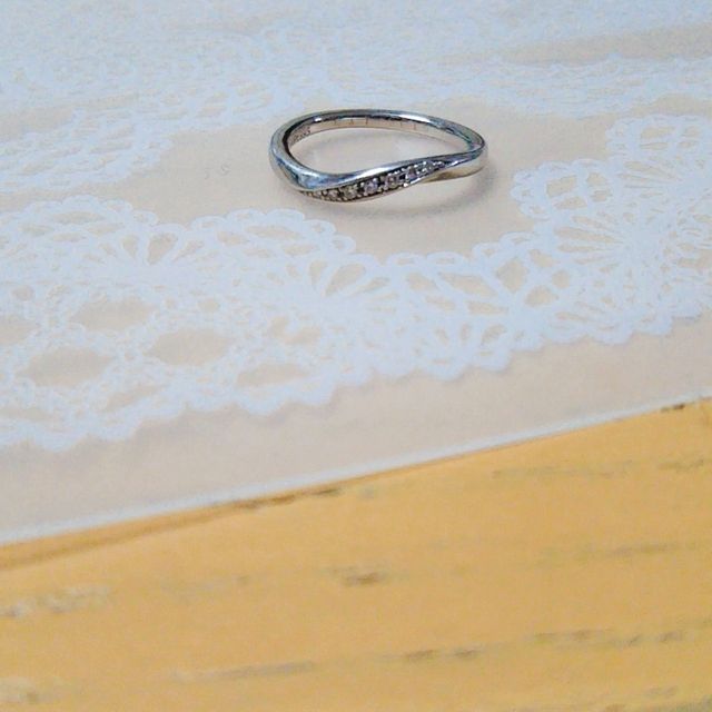 【4℃ BRIDAL(ヨンドシーブライダル)の口コミ】 ストレートタイプや、1周全てキラキラしてるタイプなどと迷いましたが、決…