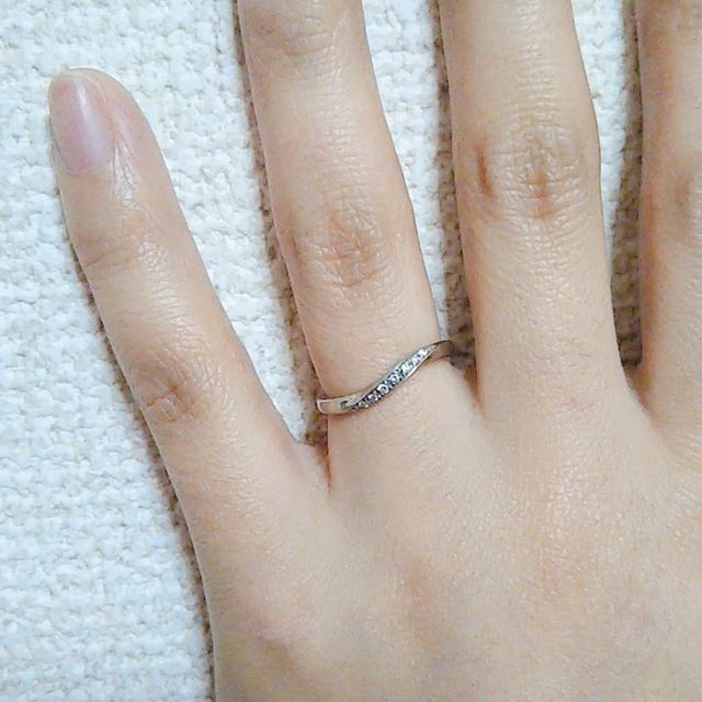 【4℃ BRIDAL(ヨンドシーブライダル)の口コミ】 ストレートタイプや、1周全てキラキラしてるタイプなどと迷いましたが、決…