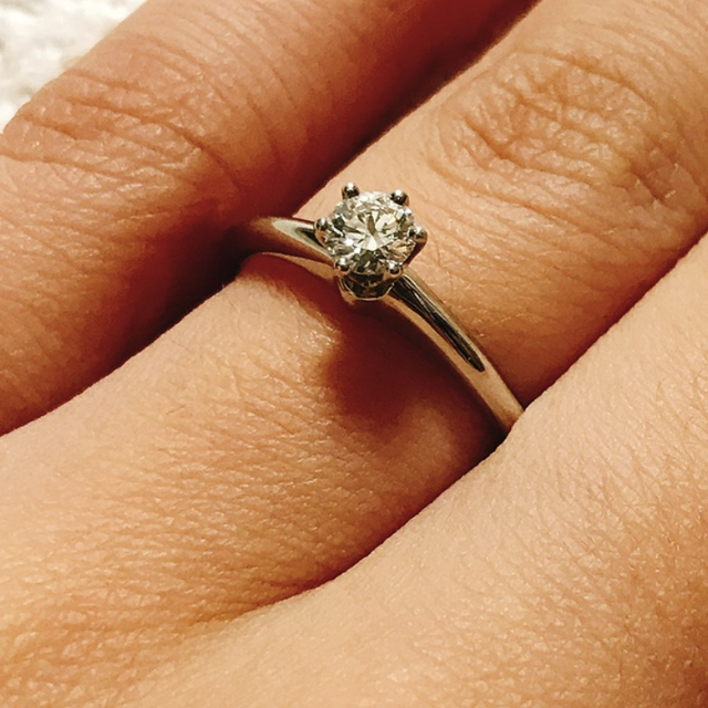 【ティファニー(Tiffany & Co.)の口コミ】 婚約指輪ということで、やはりダイヤの入ったものが欲しかったです。
また…