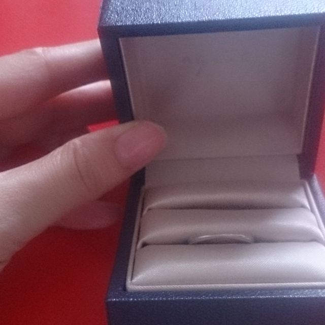 【agete(アガット)の口コミ】 とにかく華奢でシンプルなところに惹かれました。サイドに細かなミル打が…