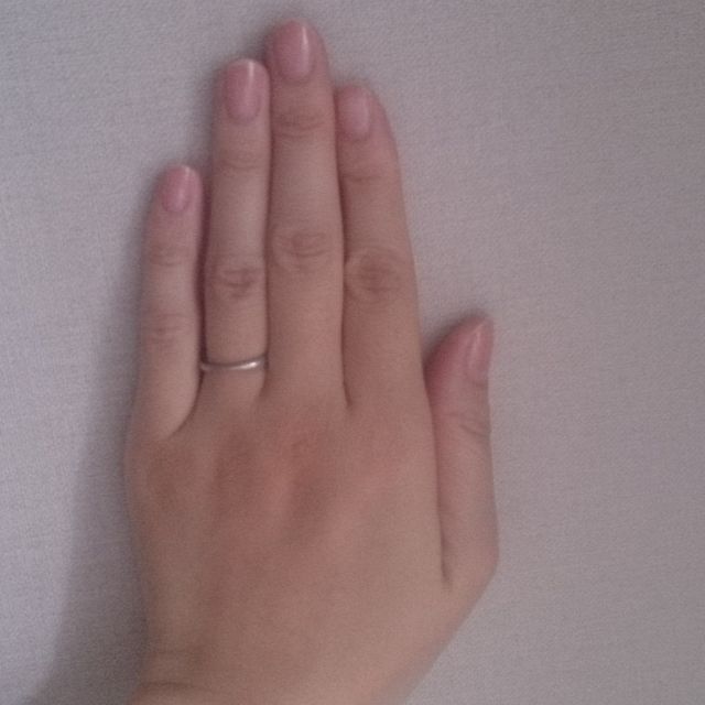 【agete(アガット)の口コミ】 とにかく華奢でシンプルなところに惹かれました。サイドに細かなミル打が…