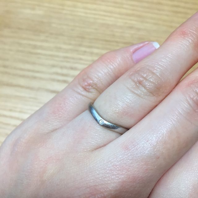 【カルティエ(Cartier)の口コミ】 彫りなどのデザインのないシンプルなデザインを探していました。
女性側に…