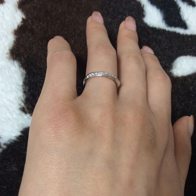 【ラザール ダイヤモンド(LAZARE DIAMOND)の口コミ】 少しカーブしている指輪の方が指が綺麗に見えると思い探していました。
こ…