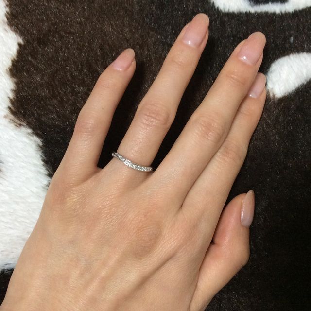 【ラザール ダイヤモンド(LAZARE DIAMOND)の口コミ】 少しカーブしている指輪の方が指が綺麗に見えると思い探していました。
こ…