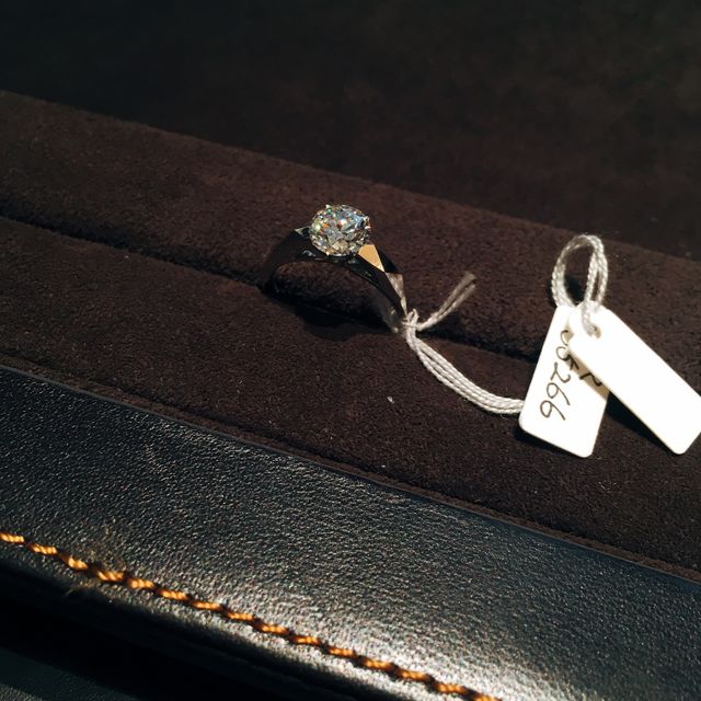 【グラフ(GRAFF)の口コミ】 リングの部分にカットが入っているデザインのため、ダイヤとリング両方の…