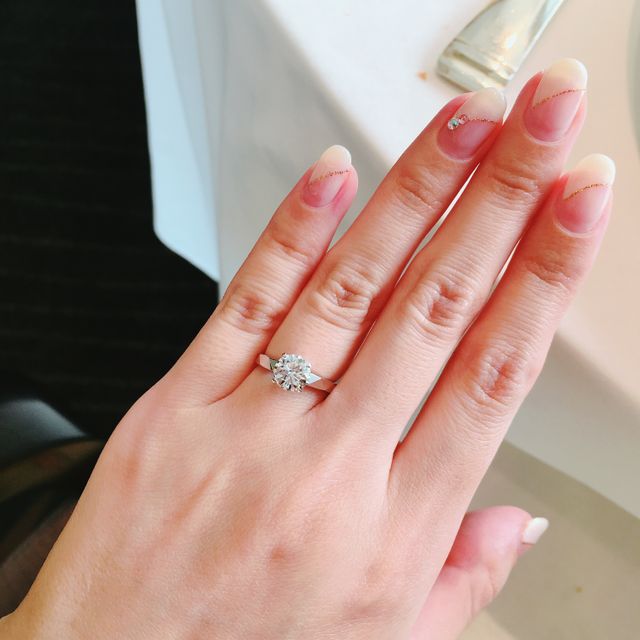 【グラフ(GRAFF)の口コミ】 リングの部分にカットが入っているデザインのため、ダイヤとリング両方の…