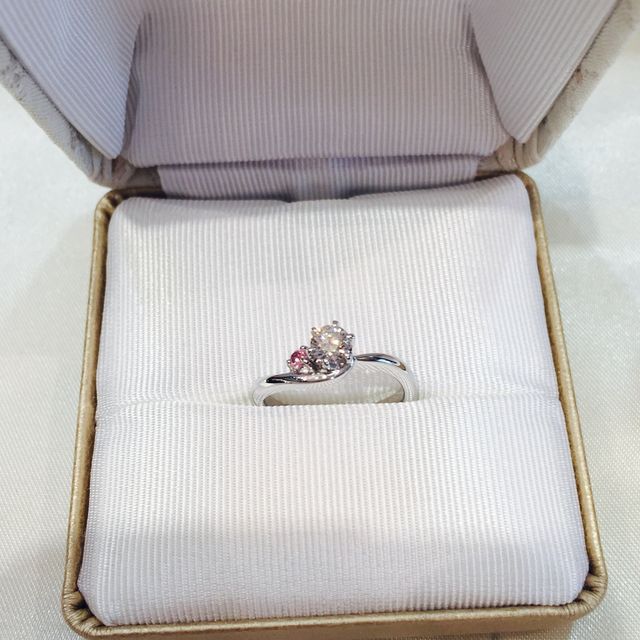 【Ginza Rim(銀座リム)の口コミ】 ピンクダイヤモンドの入った婚約指輪はあまり一般的ではないかと思います…