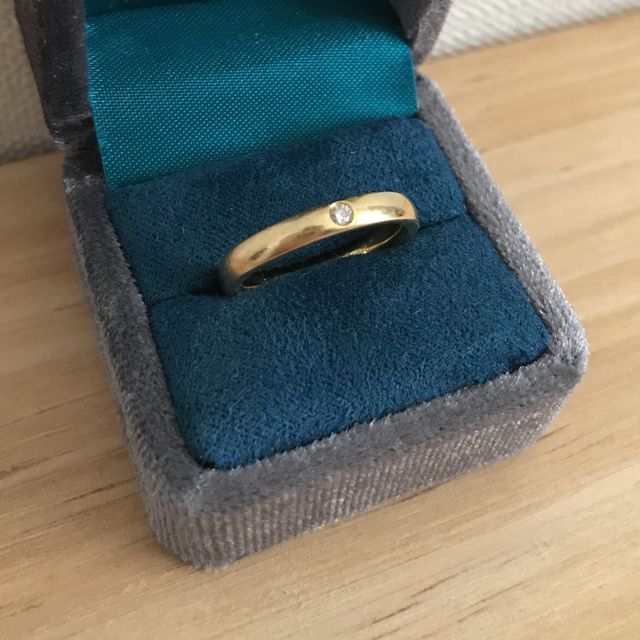 【ラザール ダイヤモンド(LAZARE DIAMOND)の口コミ】 旦那さんが焼けた肌の方なので、金色の指輪を探しており、ごつくなりすぎ…