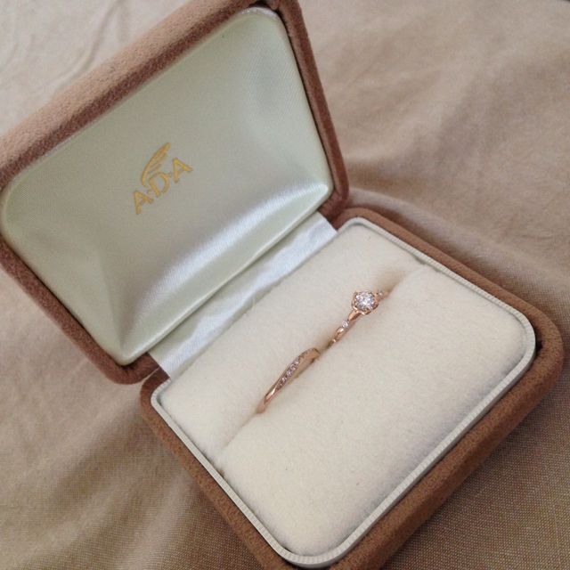 【A・D・A(エー・ディー・エー)の口コミ】 結婚指輪と婚約指輪を重ね付け出来るデザインがとても気に入りました。婚…