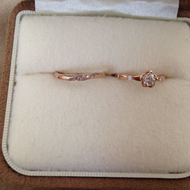 【A・D・A(エー・ディー・エー)の口コミ】 結婚指輪と婚約指輪を重ね付け出来るデザインがとても気に入りました。婚…