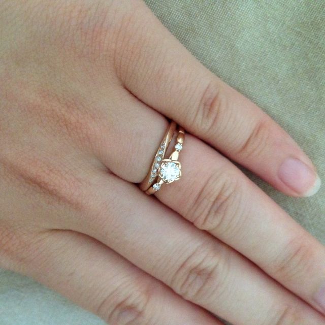 【A・D・A(エー・ディー・エー)の口コミ】 結婚指輪と婚約指輪を重ね付け出来るデザインがとても気に入りました。婚…