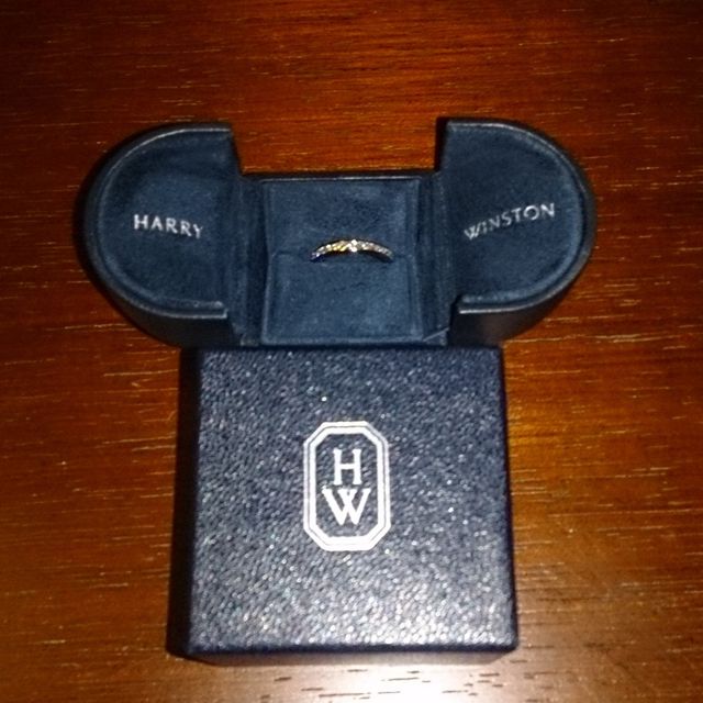 【ハリー・ウィンストン(Harry Winston)の口コミ】 サプライズのプロポーズで夫が用意してくれました。
ブランドもデザインも…