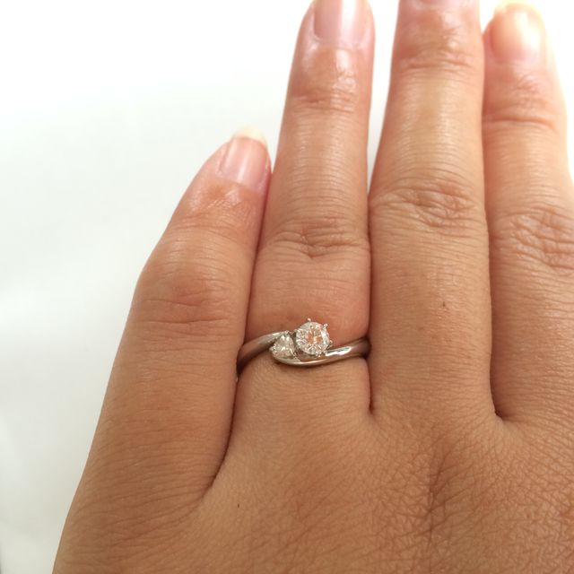 【クレサンベール(CRESCENT VERT)の口コミ】 指が太かったので、細めに見える波打ったデザイン（土台）が気に入りまし…