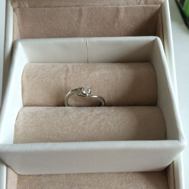 【クレサンベール(CRESCENT VERT)の口コミ】 指が太かったので、細めに見える波打ったデザイン（土台）が気に入りまし…