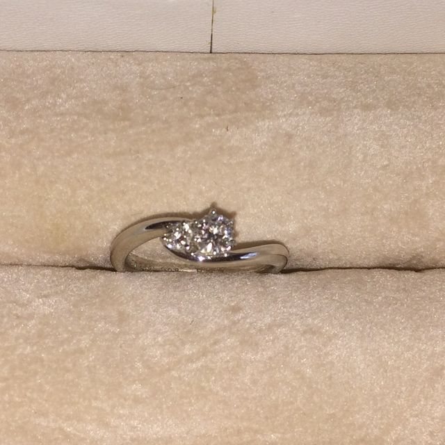 【クレサンベール(CRESCENT VERT)の口コミ】 指が太かったので、細めに見える波打ったデザイン（土台）が気に入りまし…