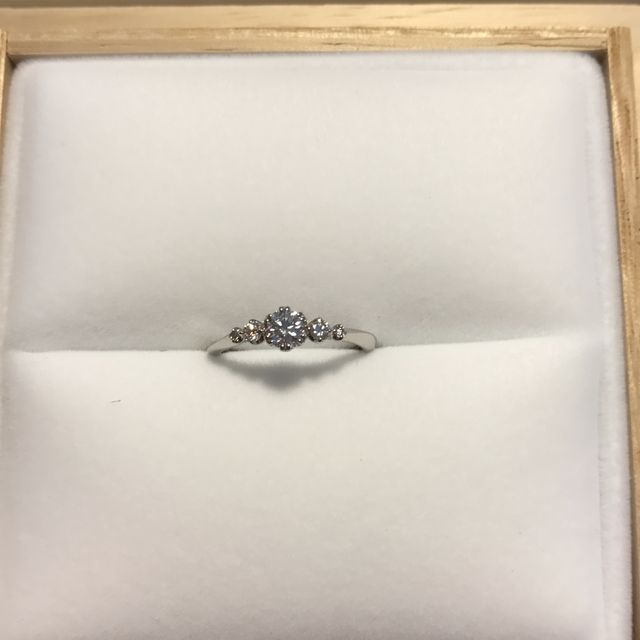 【Love Bond(ラブボンド)の口コミ】 彼と一緒に婚約指輪を選びに行きました。
細めのものを探していましたが、…