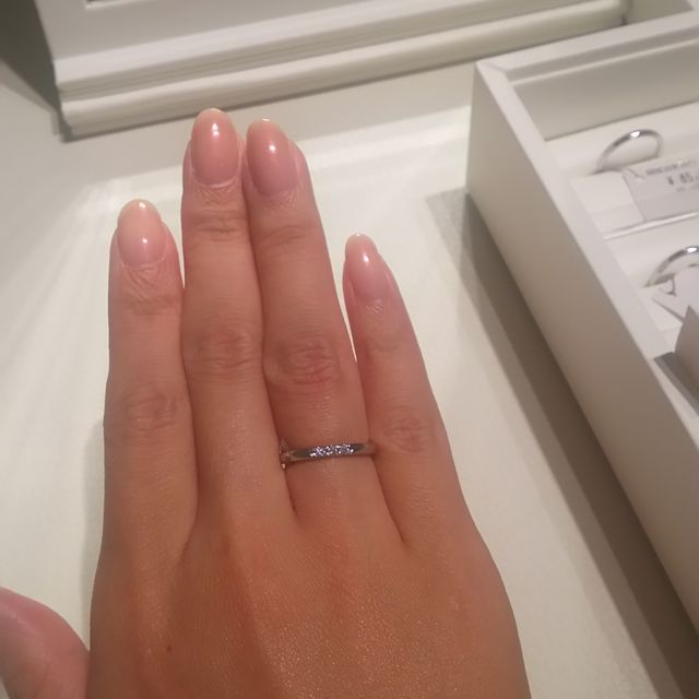 【MIKIMOTO(ミキモト)の口コミ】 シンプルながらもダイヤが三つさりげなく入っていて華やかな所が気に入り…