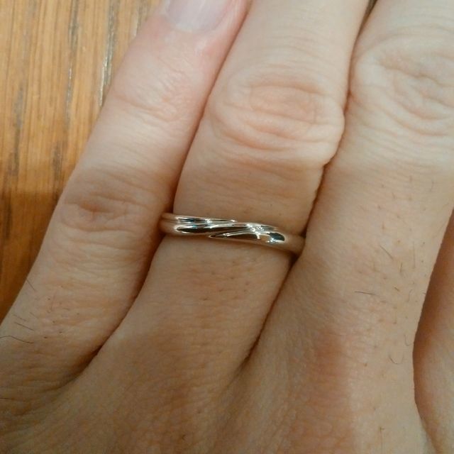 【銀座ダイヤモンドシライシの口コミ】 ウェーブやV字型でシンプルなものがいいと思ってました。この指輪は、希望…