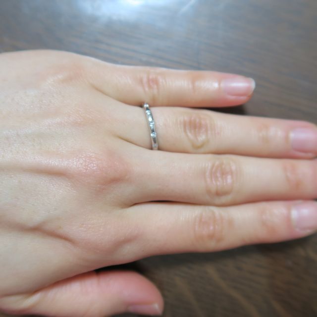 【ブルガリ(BVLGARI)の口コミ】 婚約指輪と重ね付けできるものが欲しかった。ブランドは違うものの、高さ…