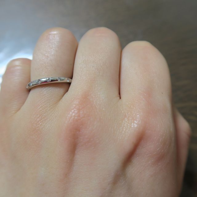 【ブルガリ(BVLGARI)の口コミ】 婚約指輪と重ね付けできるものが欲しかった。ブランドは違うものの、高さ…