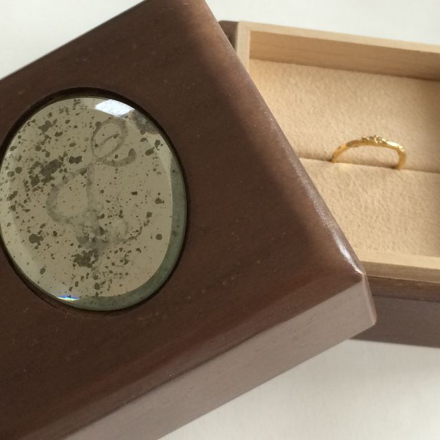 【Alex Monroe(アレックスモンロー)の口コミ】 木の枝をモチーフにしたベースに小さなダイヤが散りばめられいるデザイン…