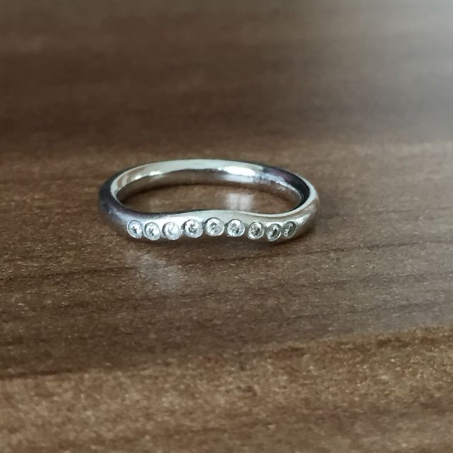 【ティファニー(Tiffany & Co.)の口コミ】 この指輪はゆるやかな曲線のデザインが指を美しく見せてくれるところが気…