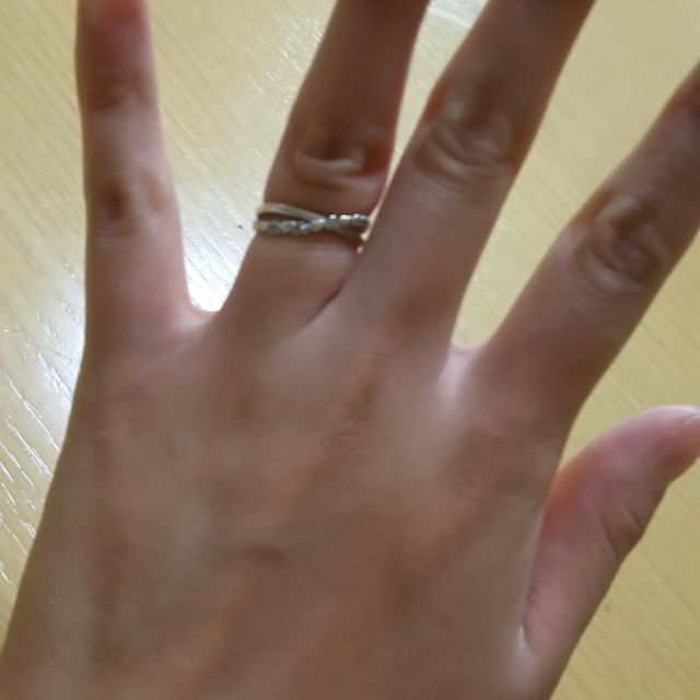 【サマンサティアラブライダル(Samantha Tiara Bridal)の口コミ】 値段が手頃な物を探していて、婚約指輪をもらった同じ店で選んでいたら予…