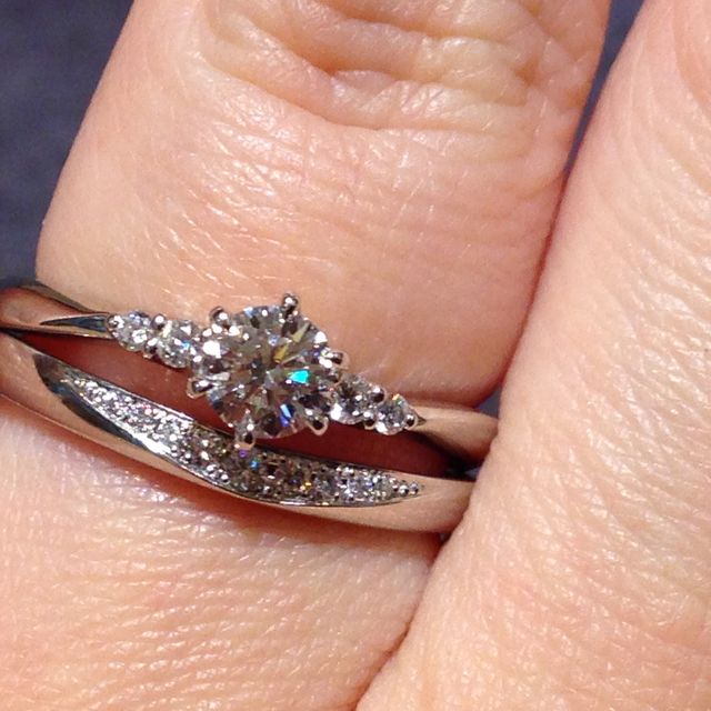 【TRECENTI(トレセンテ)の口コミ】 数石ダイヤがついた結婚指輪を探していたところ、こちらの指輪に一目惚れ…