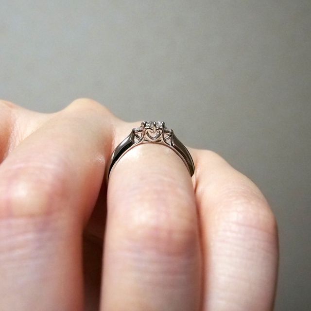 【アイプリモ(I-PRIMO)の口コミ】 両サイドにダイヤがあるデザインを気に入って、婚約指輪を探していました…