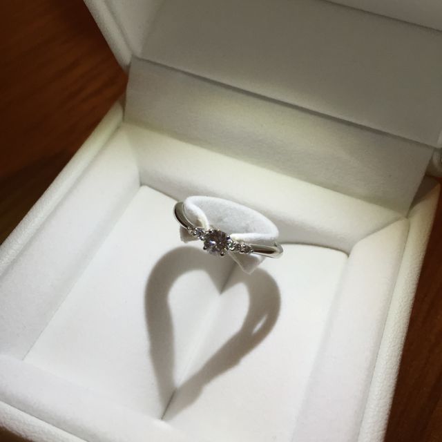 【STAR JEWELRY(スタージュエリー)の口コミ】 こんな機会なのでベタなデザインが欲しくてこれにしました。ダイヤのカッ…