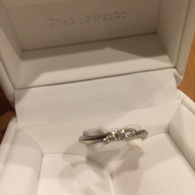 【STAR JEWELRY(スタージュエリー)の口コミ】 少しウェーブを描くデザインで、一目惚れしました。手がゴツゴツしている…